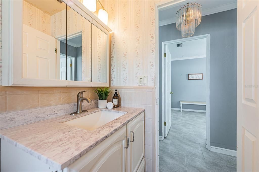 For Sale: $350,000 (2 beds, 1 baths, 984 Square Feet)