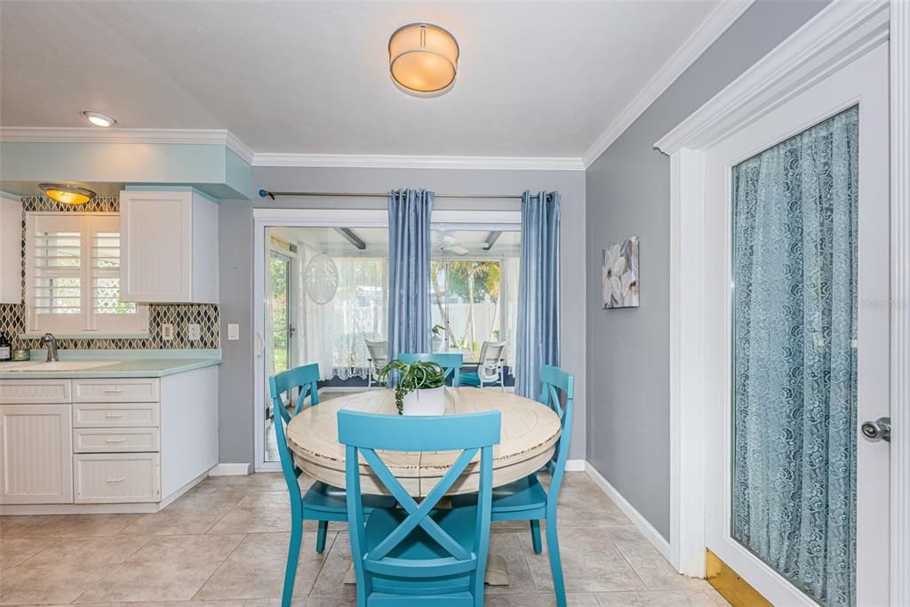 For Sale: $350,000 (2 beds, 1 baths, 984 Square Feet)