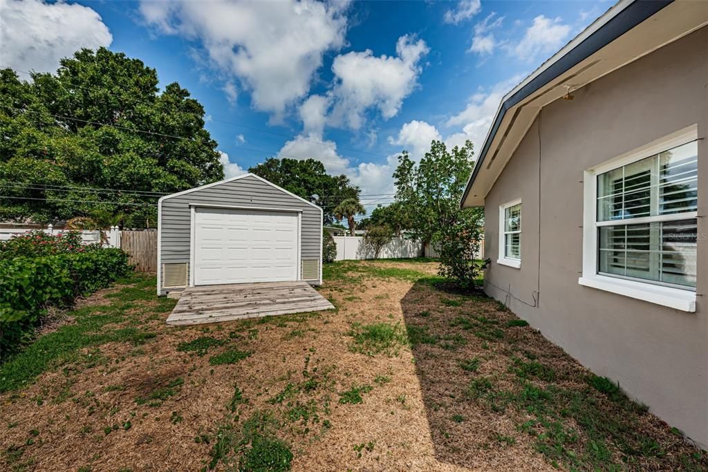 For Sale: $350,000 (2 beds, 1 baths, 984 Square Feet)
