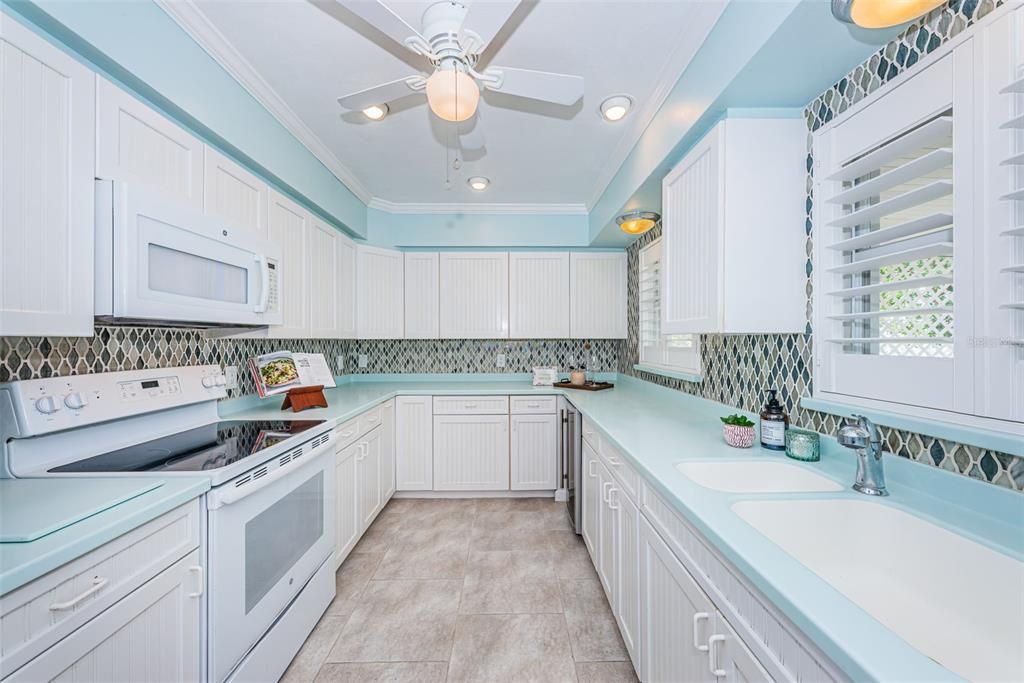 For Sale: $350,000 (2 beds, 1 baths, 984 Square Feet)