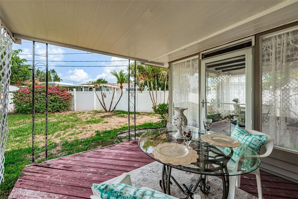 For Sale: $350,000 (2 beds, 1 baths, 984 Square Feet)