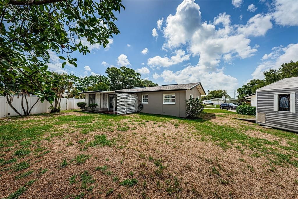 For Sale: $350,000 (2 beds, 1 baths, 984 Square Feet)
