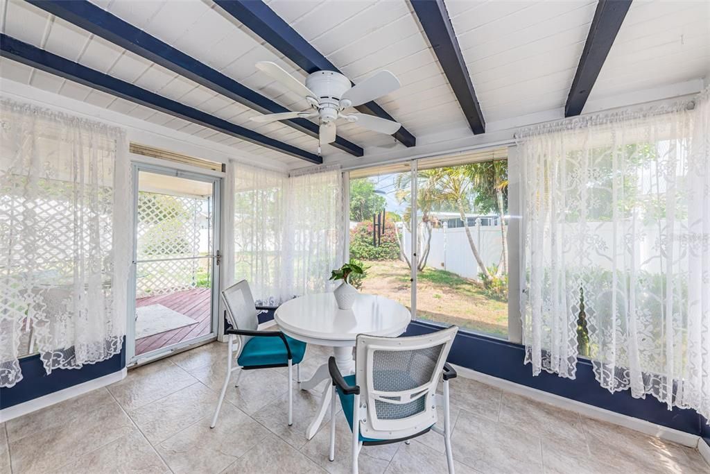 For Sale: $350,000 (2 beds, 1 baths, 984 Square Feet)