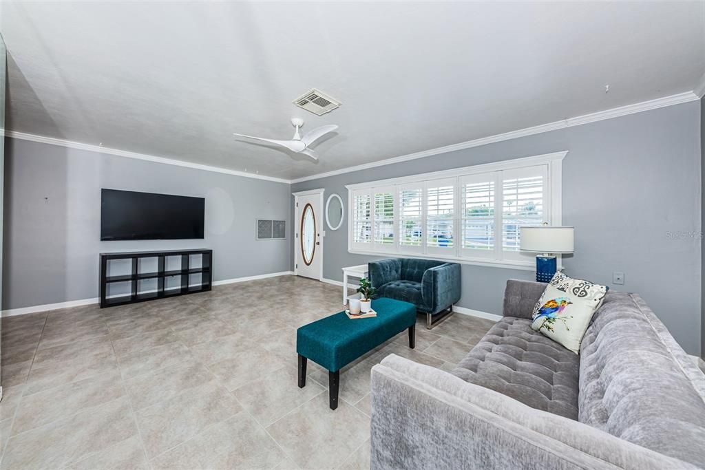 For Sale: $350,000 (2 beds, 1 baths, 984 Square Feet)