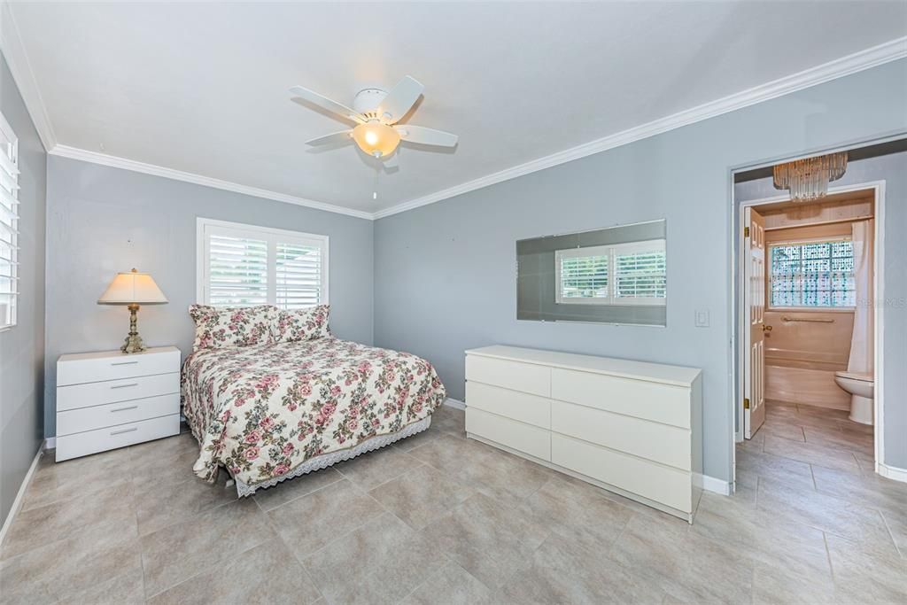 For Sale: $350,000 (2 beds, 1 baths, 984 Square Feet)