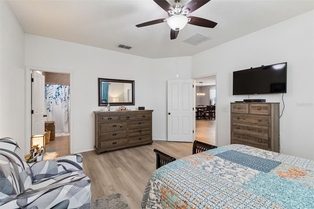 For Sale: $389,000 (4 beds, 2 baths, 1993 Square Feet)