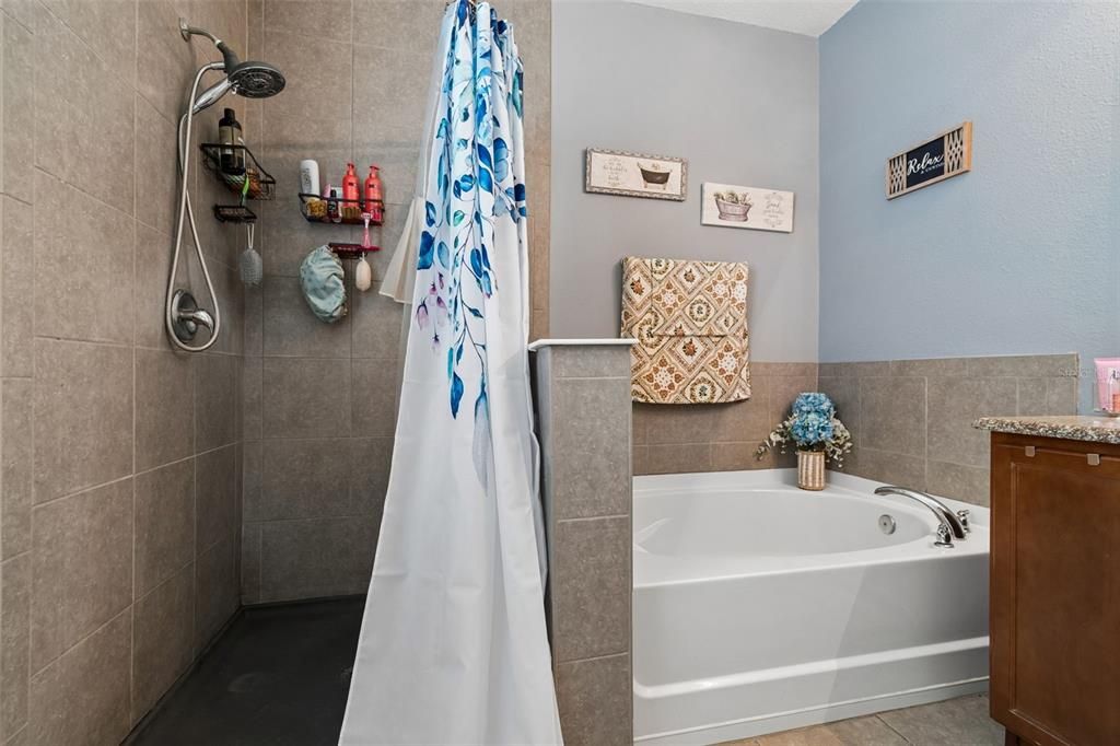 For Sale: $389,000 (4 beds, 2 baths, 1993 Square Feet)