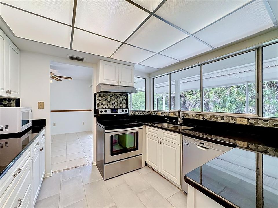 На продажу: $225,000 (2 спален, 2 ванн, 1216 Квадратных фут)