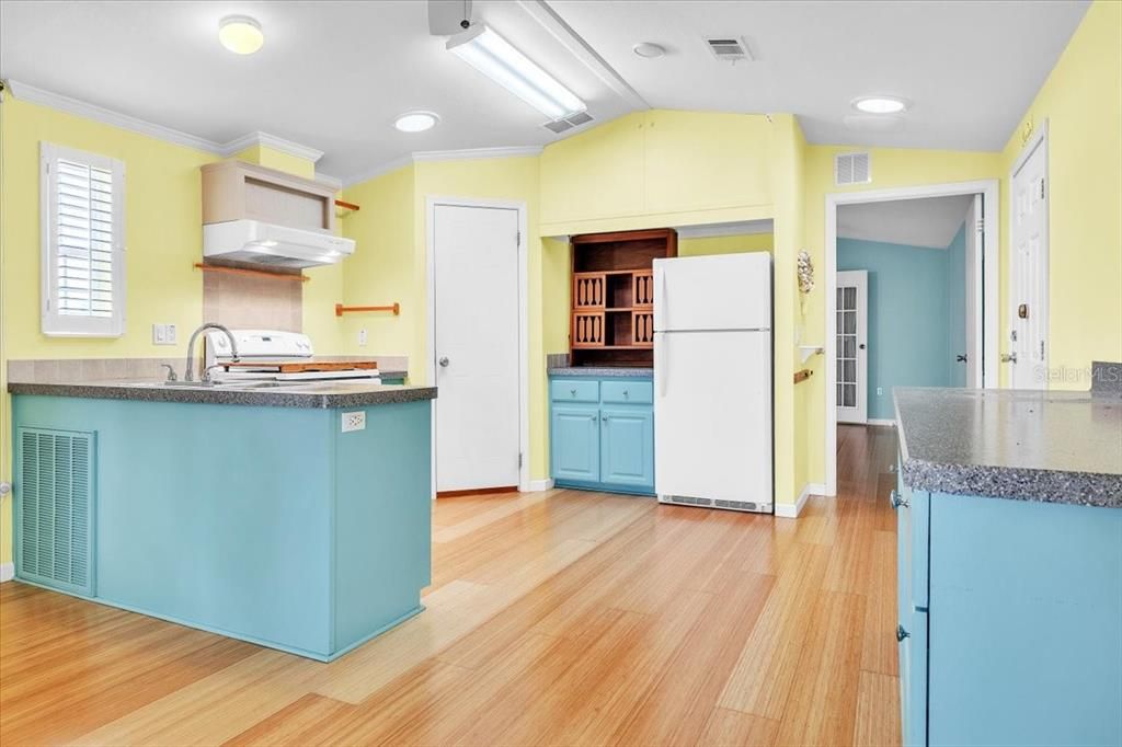 For Sale: $150,000 (2 beds, 2 baths, 768 Square Feet)