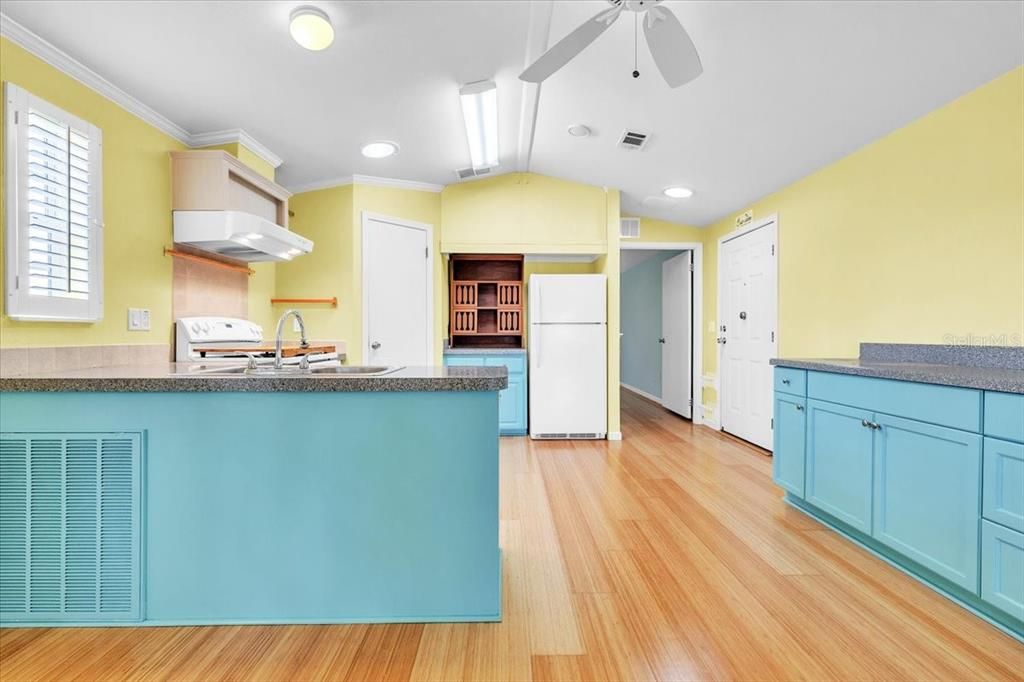 For Sale: $150,000 (2 beds, 2 baths, 768 Square Feet)