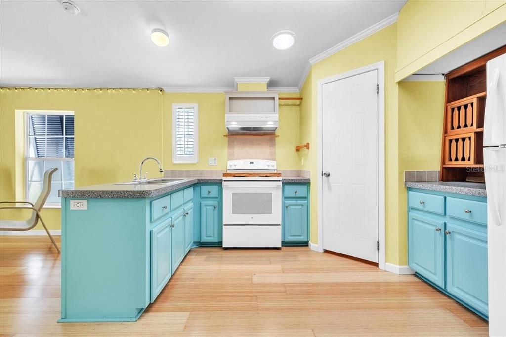 For Sale: $150,000 (2 beds, 2 baths, 768 Square Feet)