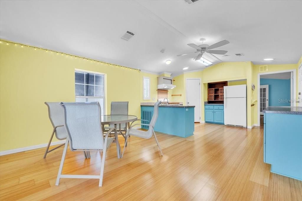 For Sale: $150,000 (2 beds, 2 baths, 768 Square Feet)