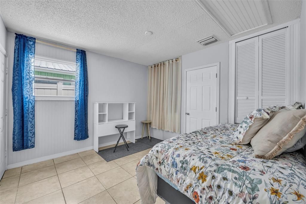 For Sale: $400,000 (2 beds, 1 baths, 1062 Square Feet)