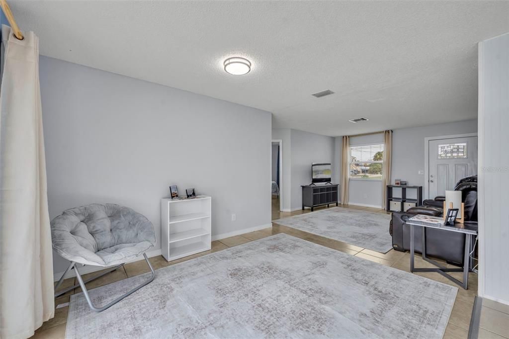 For Sale: $400,000 (2 beds, 1 baths, 1062 Square Feet)