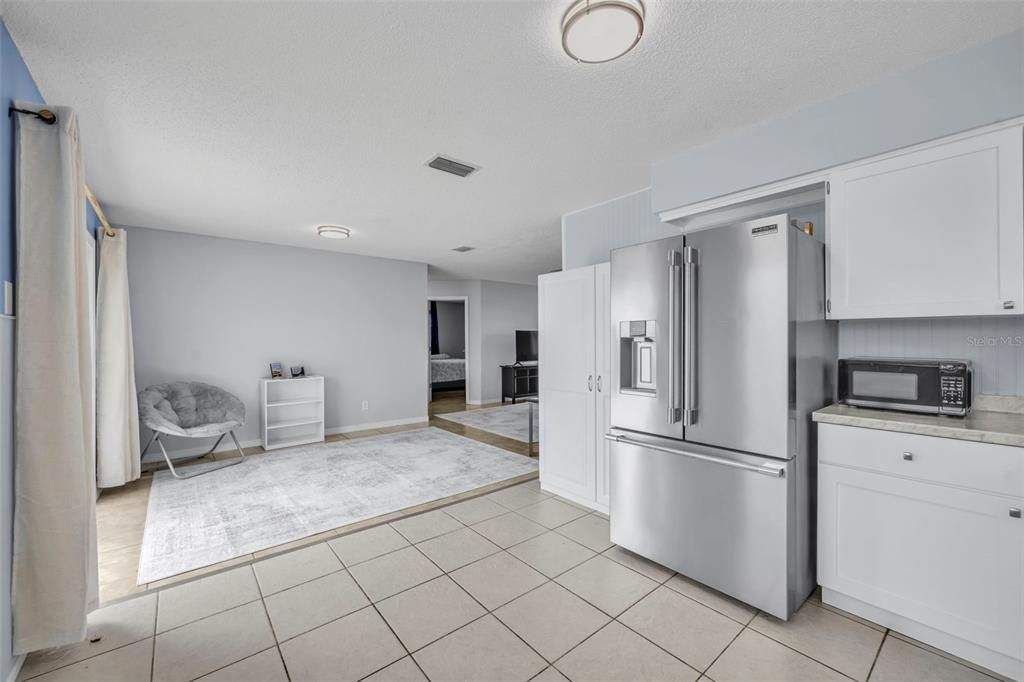 For Sale: $400,000 (2 beds, 1 baths, 1062 Square Feet)