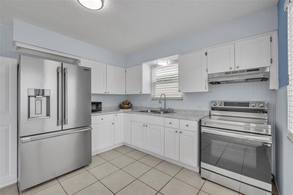 For Sale: $400,000 (2 beds, 1 baths, 1062 Square Feet)