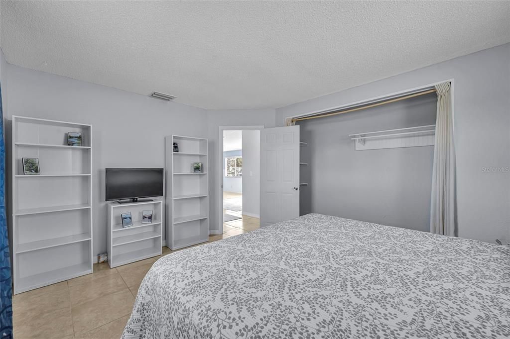 For Sale: $400,000 (2 beds, 1 baths, 1062 Square Feet)