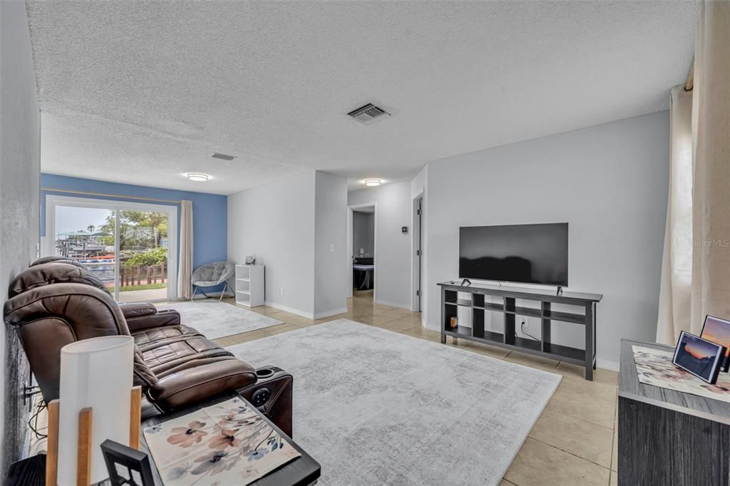 For Sale: $400,000 (2 beds, 1 baths, 1062 Square Feet)