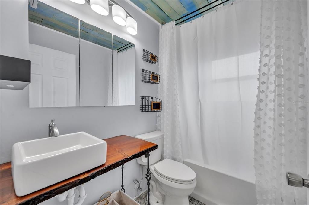 For Sale: $400,000 (2 beds, 1 baths, 1062 Square Feet)