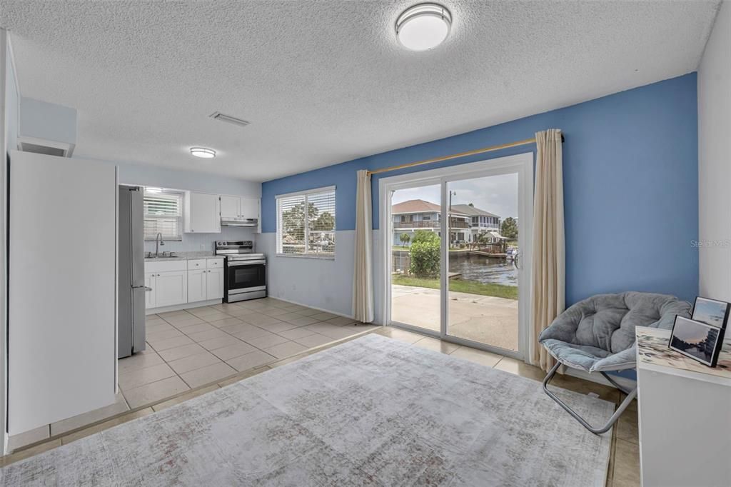 For Sale: $400,000 (2 beds, 1 baths, 1062 Square Feet)