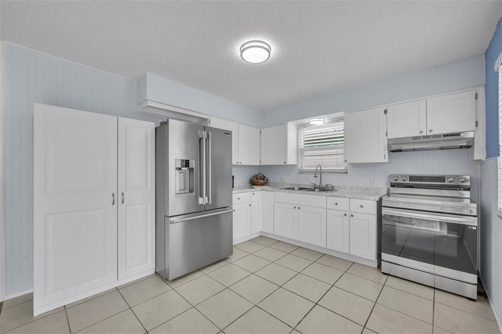 For Sale: $400,000 (2 beds, 1 baths, 1062 Square Feet)
