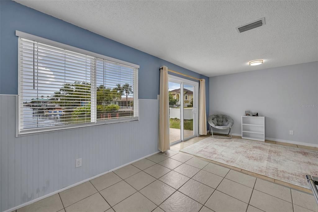 For Sale: $400,000 (2 beds, 1 baths, 1062 Square Feet)