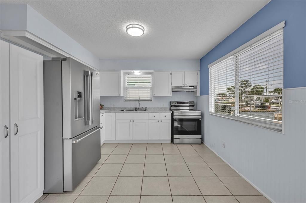 For Sale: $400,000 (2 beds, 1 baths, 1062 Square Feet)
