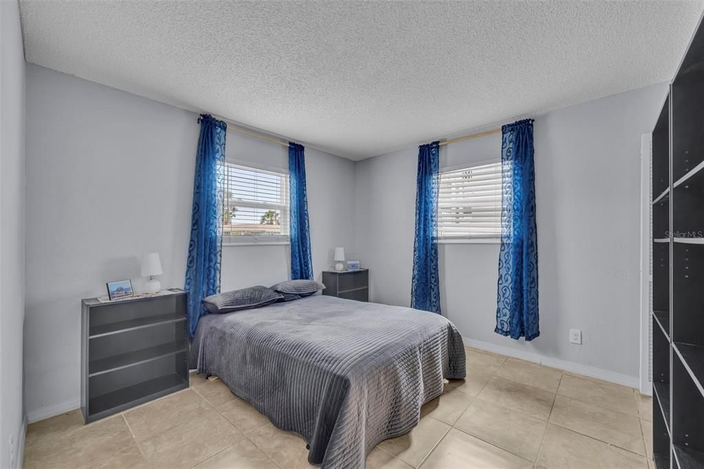 For Sale: $400,000 (2 beds, 1 baths, 1062 Square Feet)