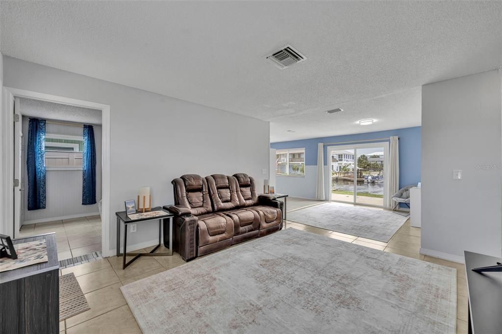 For Sale: $400,000 (2 beds, 1 baths, 1062 Square Feet)