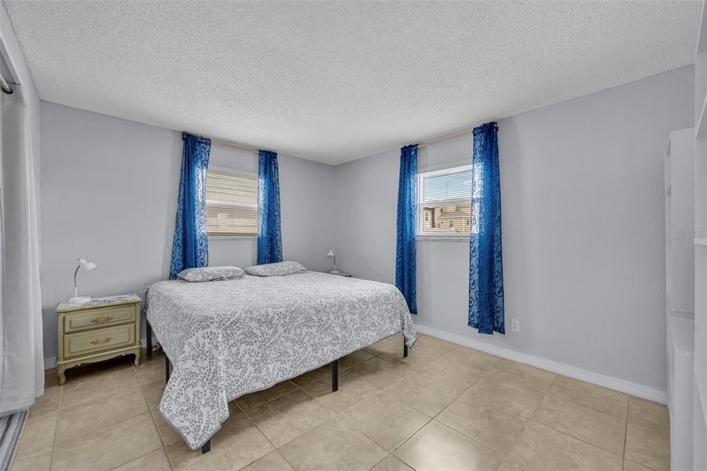 For Sale: $400,000 (2 beds, 1 baths, 1062 Square Feet)