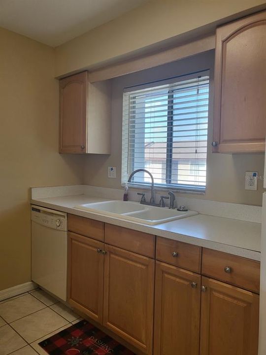 For Sale: $150,000 (2 beds, 1 baths, 912 Square Feet)