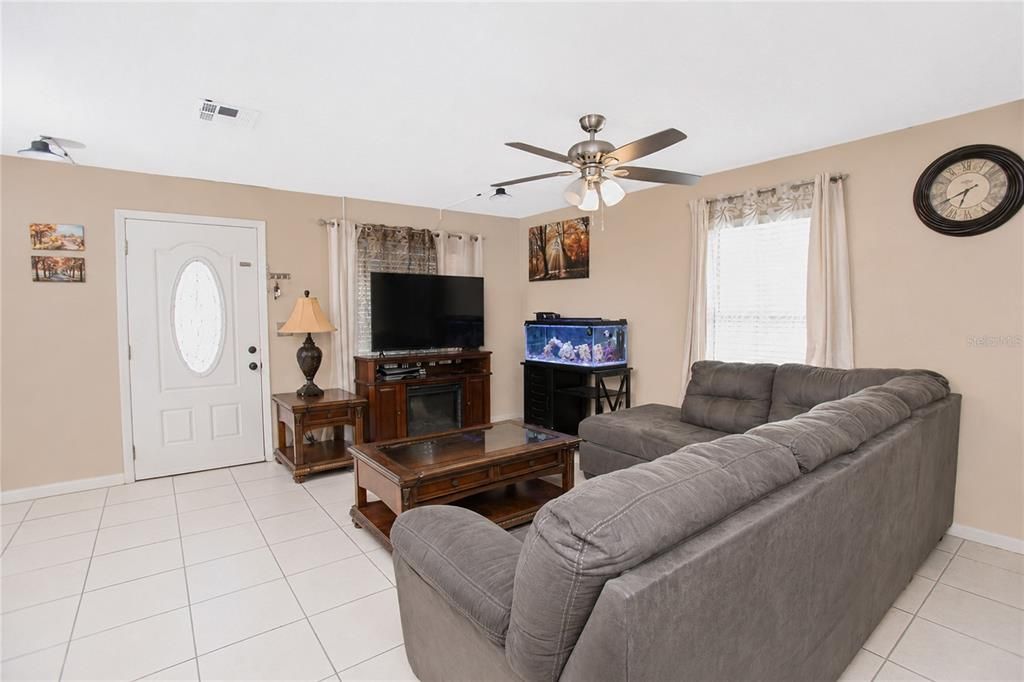 For Sale: $299,000 (3 beds, 2 baths, 1118 Square Feet)
