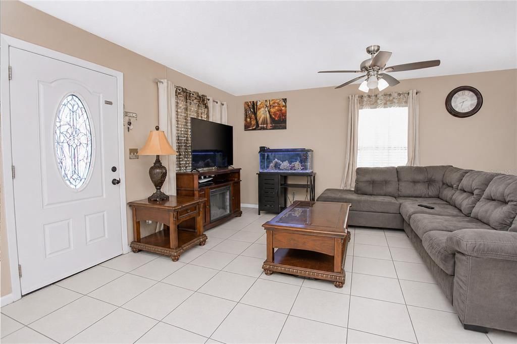 For Sale: $299,000 (3 beds, 2 baths, 1118 Square Feet)