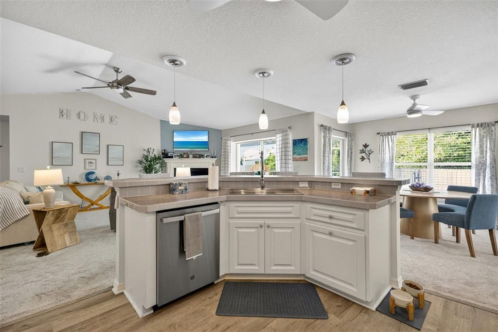 For Sale: $389,900 (2 beds, 2 baths, 1531 Square Feet)