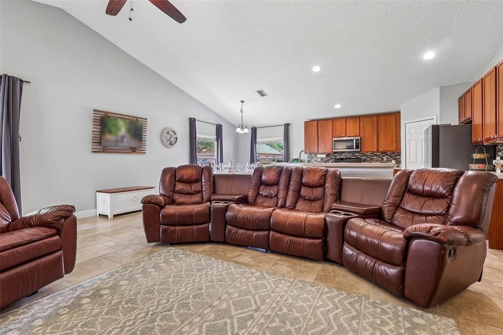 For Sale: $320,000 (3 beds, 2 baths, 1714 Square Feet)