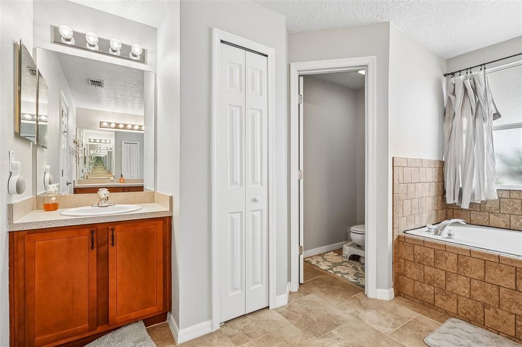 For Sale: $320,000 (3 beds, 2 baths, 1714 Square Feet)