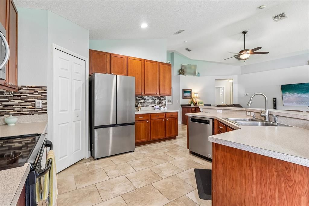 For Sale: $320,000 (3 beds, 2 baths, 1714 Square Feet)