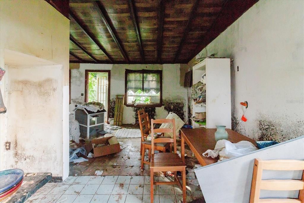 For Sale: $266,000 (1 beds, 1 baths, 625 Square Feet)