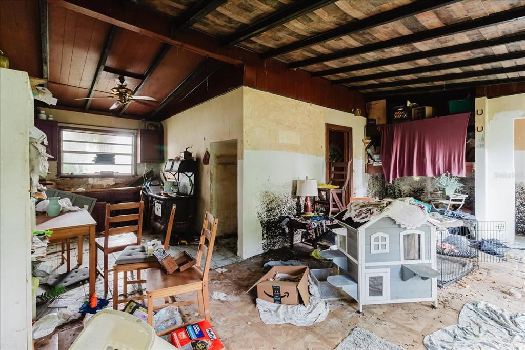 For Sale: $266,000 (1 beds, 1 baths, 625 Square Feet)