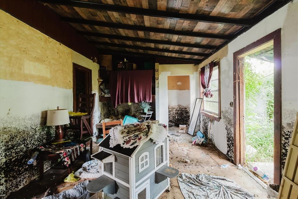 For Sale: $266,000 (1 beds, 1 baths, 625 Square Feet)