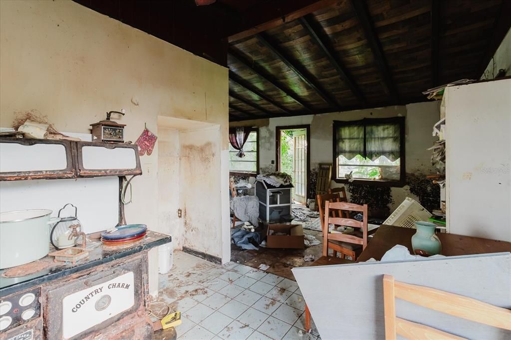 For Sale: $266,000 (1 beds, 1 baths, 625 Square Feet)