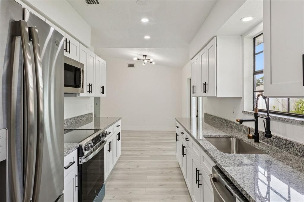 На продажу: $254,990 (4 спален, 2 ванн, 1352 Квадратных фут)