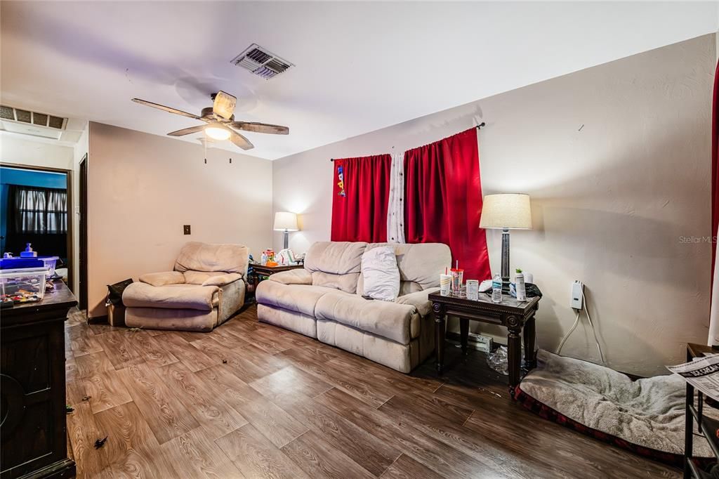 For Sale: $189,000 (4 beds, 1 baths, 840 Square Feet)