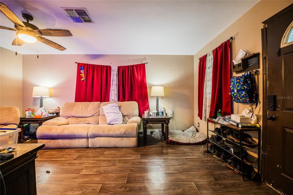 For Sale: $189,000 (4 beds, 1 baths, 840 Square Feet)