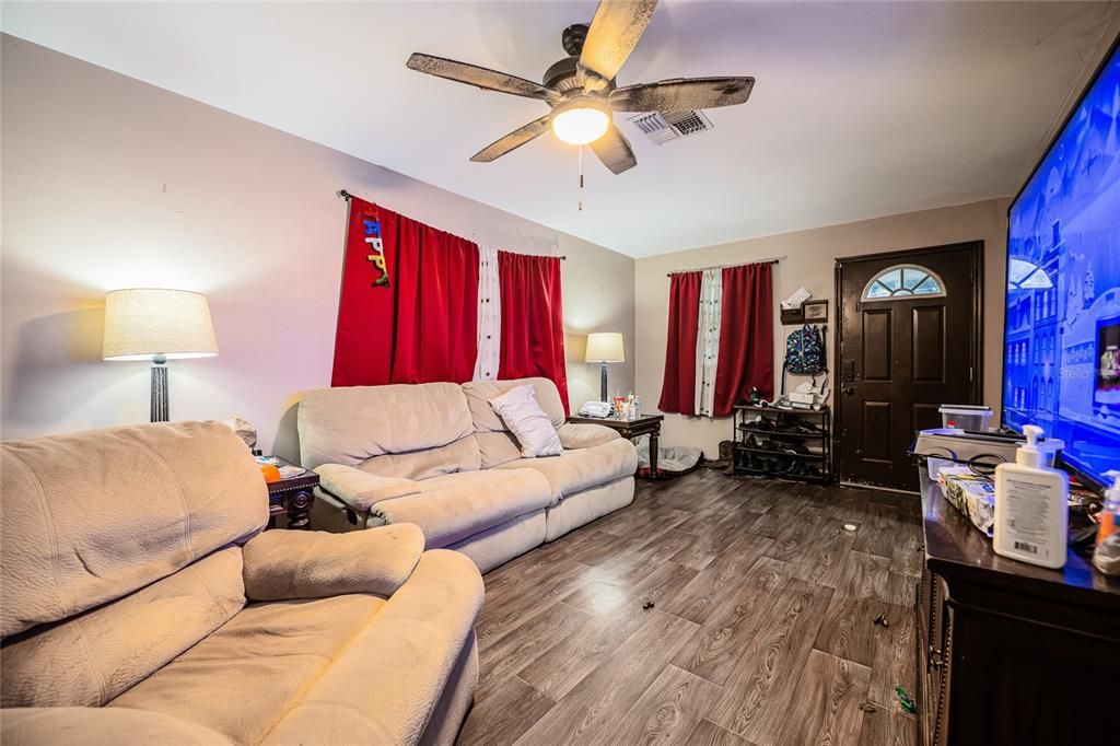 For Sale: $189,000 (4 beds, 1 baths, 840 Square Feet)