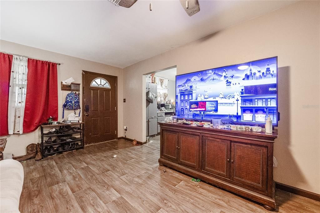 For Sale: $189,000 (4 beds, 1 baths, 840 Square Feet)