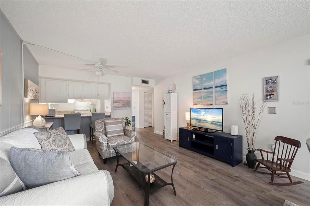 For Sale: $95,000 (1 beds, 1 baths, 735 Square Feet)