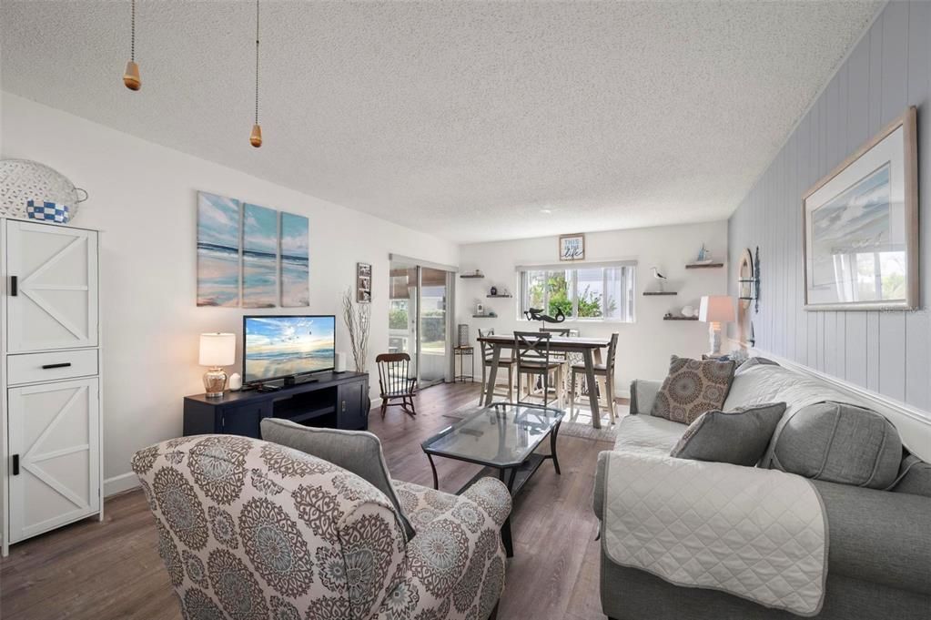 For Sale: $95,000 (1 beds, 1 baths, 735 Square Feet)