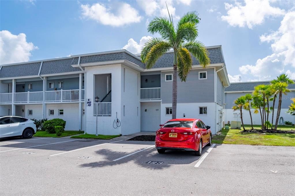 For Sale: $95,000 (1 beds, 1 baths, 735 Square Feet)