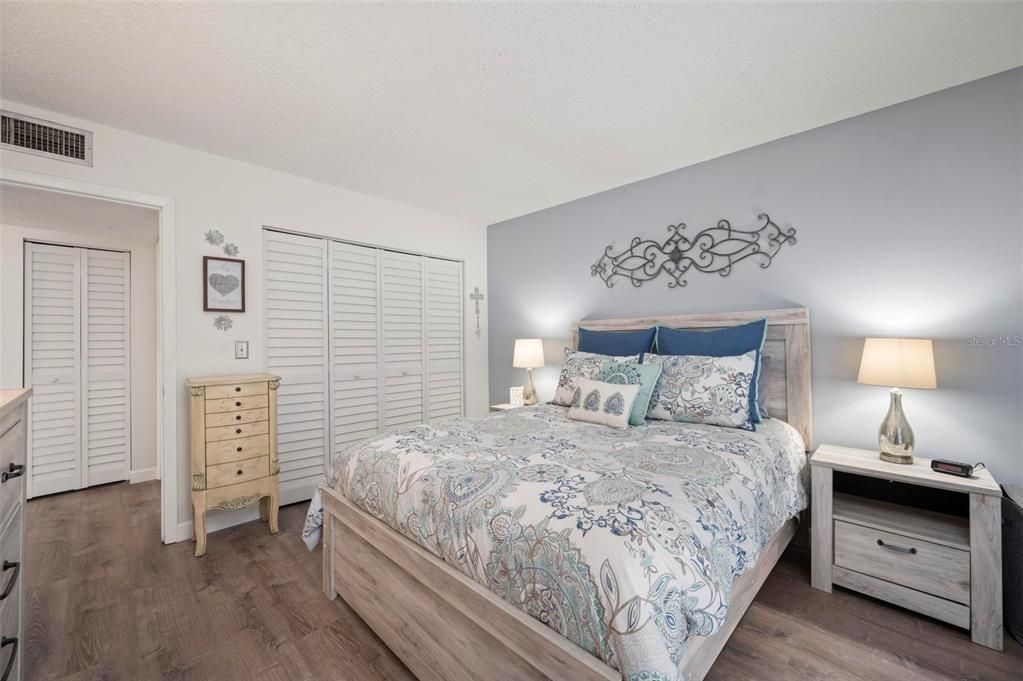 For Sale: $95,000 (1 beds, 1 baths, 735 Square Feet)